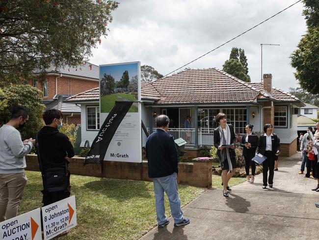 WEEKEND TELEGRAPH OCTOBER 1, 2022.Saturday Auction at 8 Johnston Rd, Eastwood. First time offered in 68 years, the home sold for 2 million dolalrs, 200,000 dollars over the reserve. Auctioneer is Anthony Meaker. Picture: David Swift