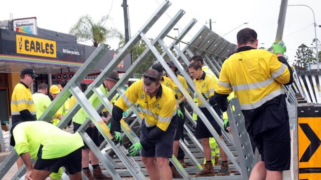 The levee wall being erected before the Maryborough flooding. Picture Robyne Cuerel