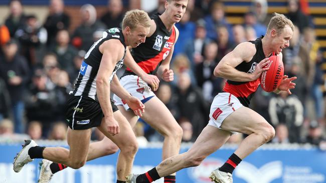 Nick Hind breaks away in the VFL in 2018.