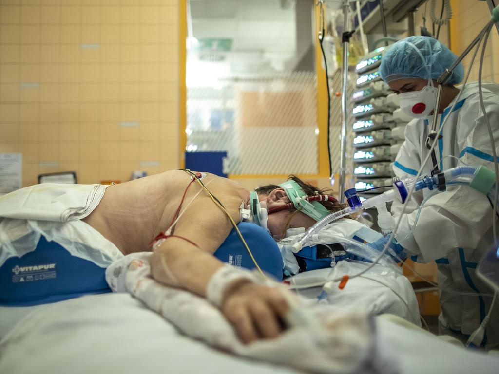 Medical workers wearing protective gear treat a patient infected with the COVID-19 coronavirus. Piture: Gabriel Kuchta/Getty Images