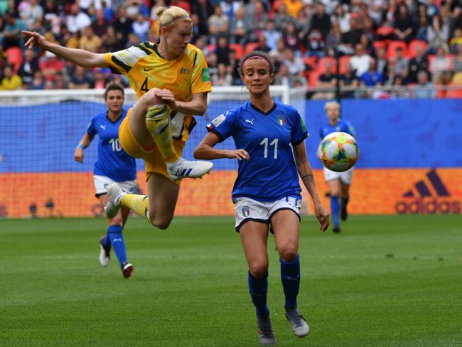 TOPSHOT - Australia's defender Clare Polkinghorne (L) vies with Italy's midfielder Barbara Bonansea during the France 2019 Women's World Cup Group C football match between Australia and Italy, on June 9, 2019, at the Hainaut Stadium in Valenciennes, northern France. (Photo by Philippe HUGUEN / AFP)