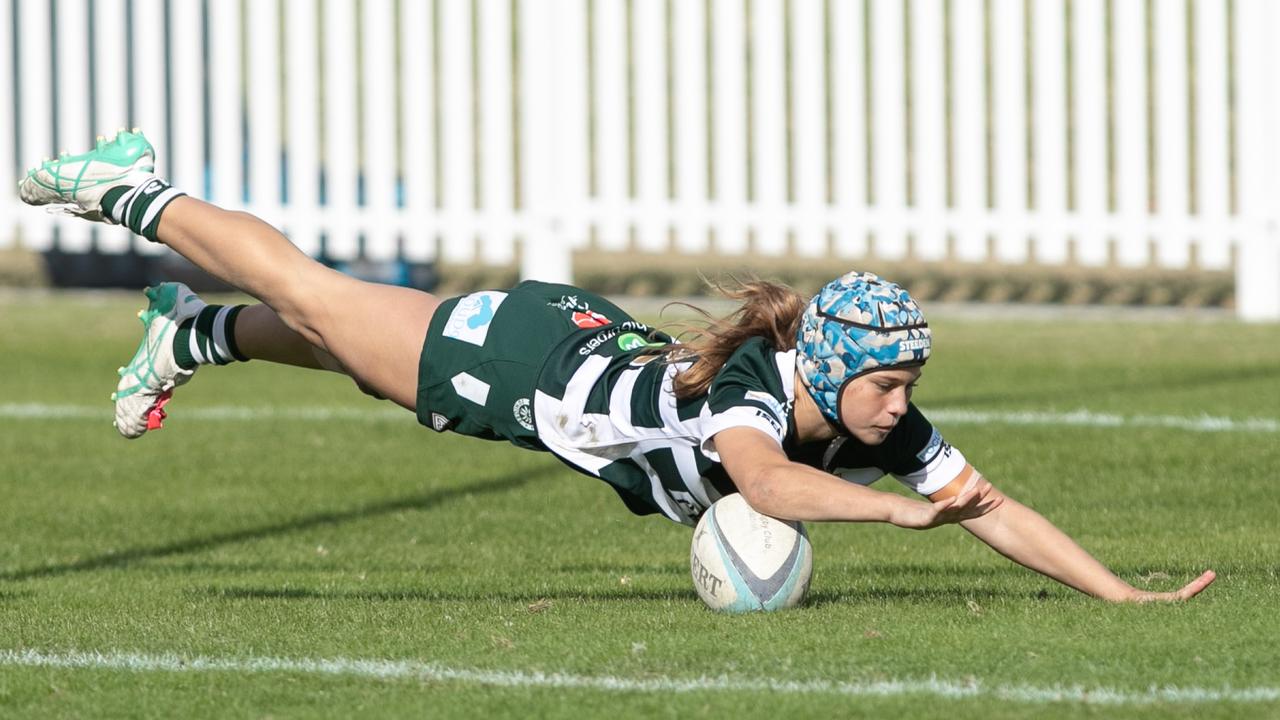 Trying hard! Warringa’s Jasmin Berry scoring in the 16s final.