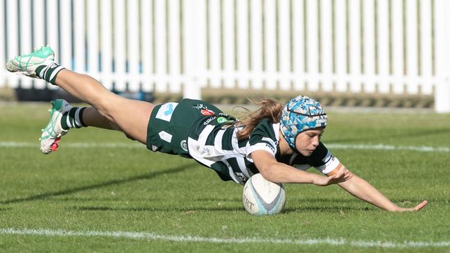 Trying hard! Warringa’s Jasmin Berry scoring in the 16s final.
