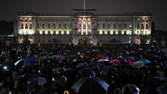 Crowds gather in front of Buckingham Palace to pay their respects following the death of Queen Elizabeth II. Picture: Getty Images