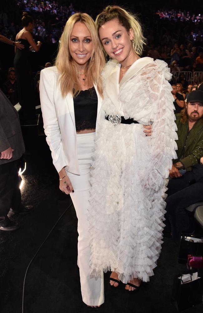 Miley proudly walked her mum down the aisle on her wedding day. Picture: Kevin Mazur/Getty Images