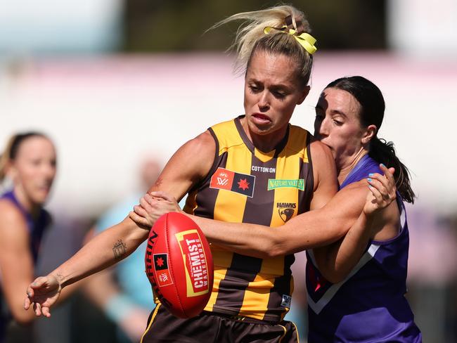 Kaitlyn Ashmore gets a kick away under pressure. Picture: Paul Kane/Getty Images