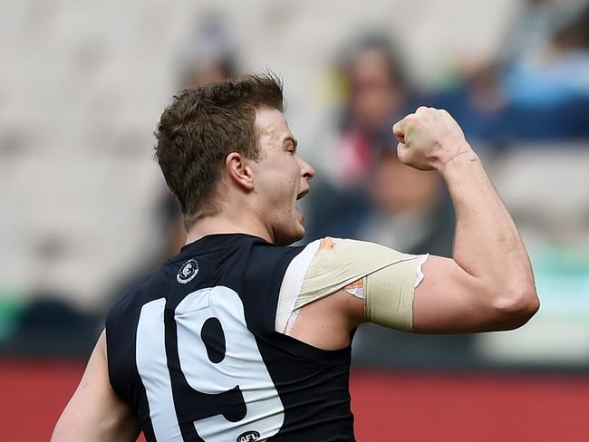 Liam Sumner of the Blues kicks a goal during the round 22 AFL match between the Carlton Blues and the Melbourne Demons at the MCG in Melbourne, Saturday, Aug. 21, 2016. (AAP Image/Tracey Nearmy) NO ARCHIVING, EDITORIAL USE ONLY