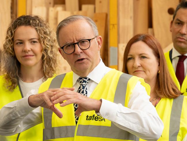 ADELAIDE/ KAURNA YARTA, AUSTRALIA - NewsWire Photos JANUARY 17, 2024: Minister for Planning, Housing & Urban Development Nadia Clancy, the Prime Minister Anthony Albanese, Member for Boothby, Louise Miller-Frost and South Australian Minister for Education, Training and Skills, Blair Boyer at a media conference at the TAFE SA facility at Tonsley. Picture: NCA NewsWire / Morgan Sette