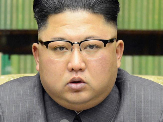 En esta foto del 21 de septiembre de 2017 distribuida el viernes 22 de septiembre de 2017 por el gobierno norcoreano, el lÃ­der norcoreano Kim Jong Un lee una declaraciÃ³n en respuesta al discurso del presidente estadounidense Donald Trump en las Naciones Unidas, en Pyongyang, Corea del Norte. En un regaÃ±o extraordinariamente directo, Kim calificÃ³ a Trump de "trastornado" y dijo que "pagarÃ¡ caras" sus amenazas, posible indicio de nuevos ensayos armamentistas inminentes. No se permitiÃ³ el acceso de periodistas independientes al evento retratado en esta imagen distribuida por la Korean Central News Agency via Korea News Service. El contenido de esta imagen es el provisto, sin verificaciÃ³n independiente.  (Korean Central News Agency/Korea News Service via AP)