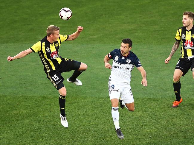 AUCKLAND, NEW ZEALAND - FEBRUARY 15: Micha Kopczynski of the Phoenix competes for the ball against Kosta Barbarouses of the Victory during the A-League match between the Wellington Phoenix and the Melbourne Victory at Eden Park on February 15, 2019 in Auckland, New Zealand. (Photo by Anthony Au-Yeung/Getty Images)