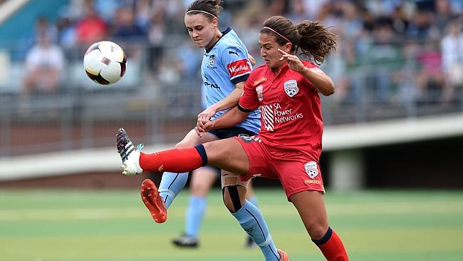 Olivia Price (left) of Sydney competes for the ball with Danielle Colaprico of United.