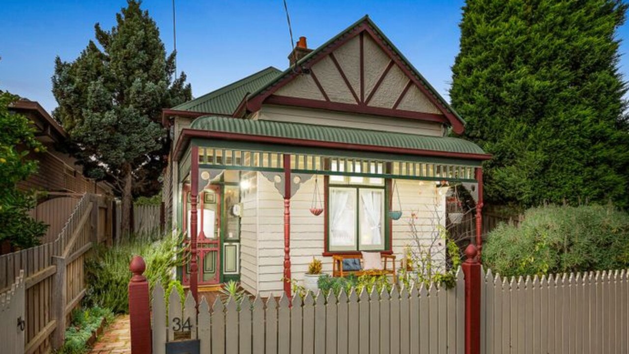 34 Vincent Street, Coburg is going to online auction.