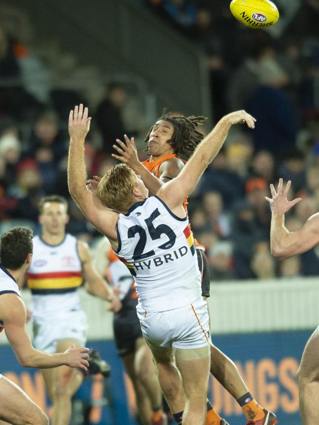 Crow Kyle Cheney spoils Giant Aiden Bonar. Picture: AAP Image/Rohan Thomson