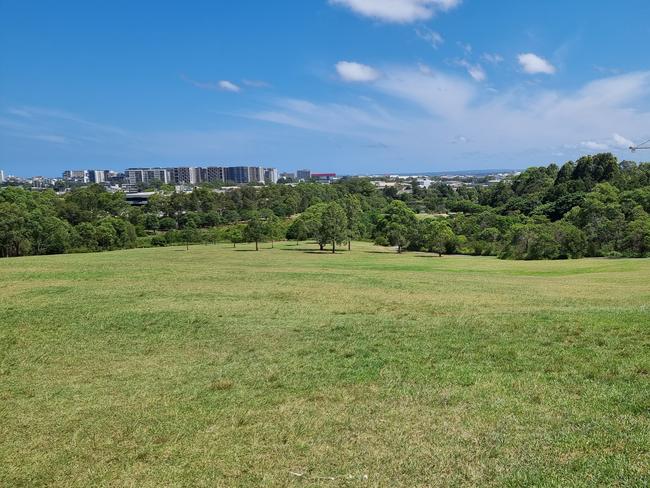 Zooming in on Sydney airport from Sydney Park, Airport is at top right 1x