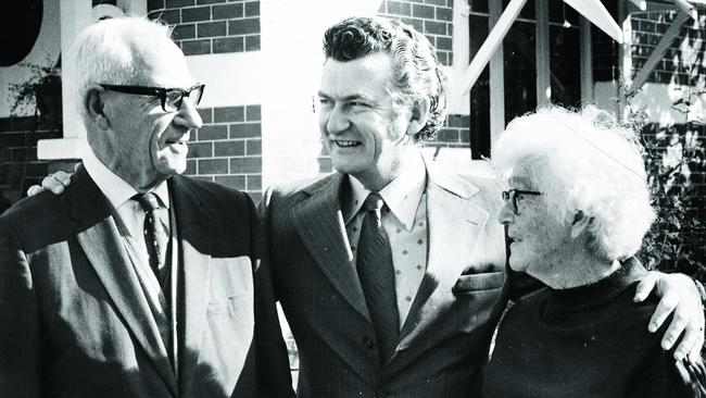 Hawke in 1974 with his parents Clem and Ellie. Pic: West Australian Newspapers