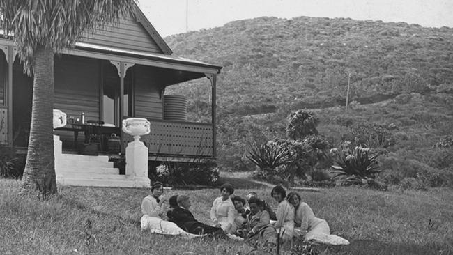 Members of the Allen family outside Bilgola cottage in 1913. Photo State Library of NSW