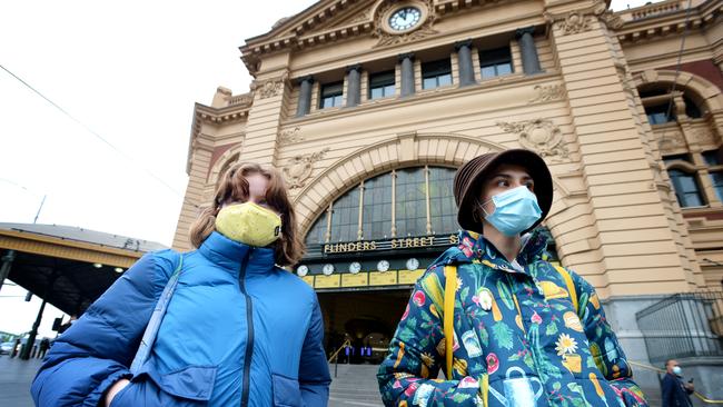 Melburnians in masks outside Flinders Street Station. Picture: NCA NewsWire/Andrew Henshaw