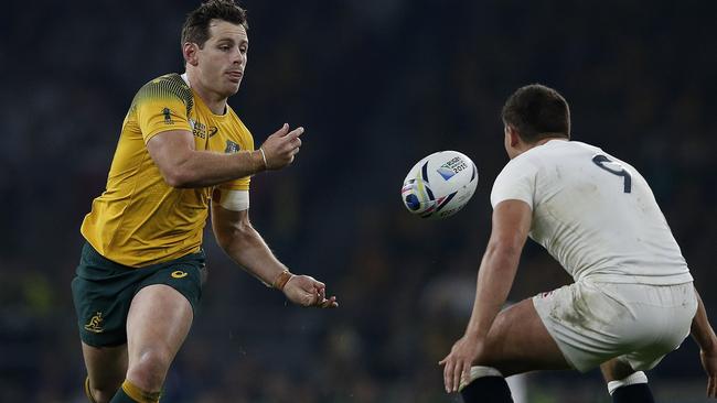 Australia's fly half Bernard Foley (L) passes the ball as runs past England's scrum half Ben Youngs during a Pool A match of the 2015 Rugby World Cup between England and Australia at Twickenham stadium, south west London on October 3, 2015. Australia won the match 33-13. AFP PHOTO / ADRIAN DENNIS RESTRICTED TO EDITORIAL USE, NO USE IN LIVE MATCH TRACKING SERVICES, TO BE USED AS NON-SEQUENTIAL STILLS