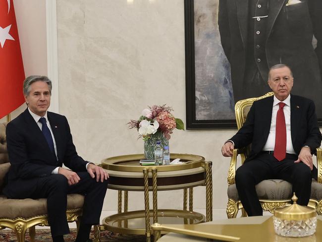 This handout photograph taken and released by the Turkish presidential press service on December 12, 2024, shows Turkish President Recep Tayyip Erdogan (C) meeting US Secretary of State Antony Blinken (L) at the Presidential Palace in Ankara. US Secretary of State Antony Blinken headed straight into talks with Turkish President Recep Tayyip Erdogan after landing in Ankara on December 12, 2024, a US official said. Washington's top diplomat flew in from the Jordanian Red Sea resort of Aqaba where he kicked off a regional tour to discuss fallout from the ouster of Syria's Bashar al-Assad. (Photo by Handout / TURKISH PRESIDENTIAL PRESS SERVICE / AFP) / RESTRICTED TO EDITORIAL USE - MANDATORY CREDIT "AFP PHOTO/Turkish presidential press service" - NO MARKETING NO ADVERTISING CAMPAIGNS - DISTRIBUTED AS A SERVICE TO CLIENTS