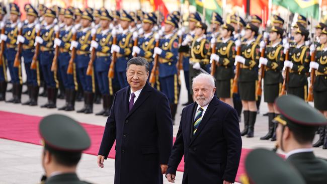 Brazilian President Luiz Inacio Lula da Silva (R) inspects an honor guard with Chinese President Xi Jinping during a welcome ceremony held outside the Great Hall of the People on April 14, 2023 in Beijing, China.