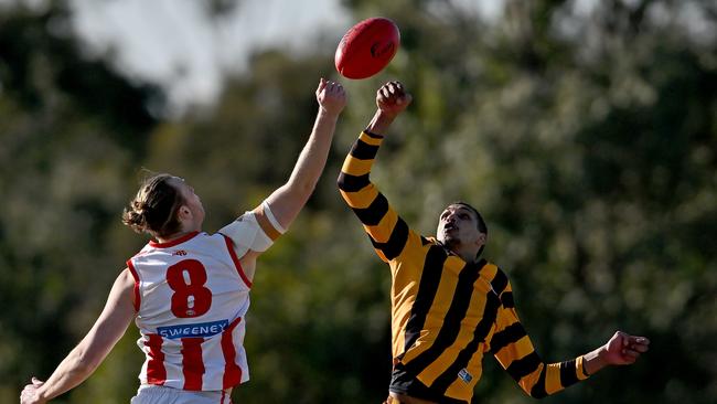 Glen Orden’s Henoch Kebede looks to get his hand to the ball first. Picture: Andy Brownbill