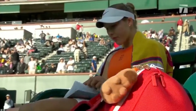 Mirra Andreeva consults her notebook. Photo: X, @BastienFachan.