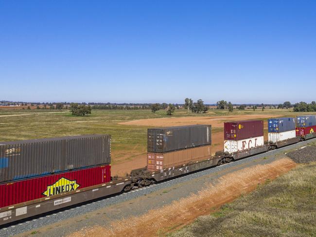 EMBARGO FOR TWAM 14 AUG 2021 FEE APPLIESInland Rail Double stack train near Parkes Pic ARTC