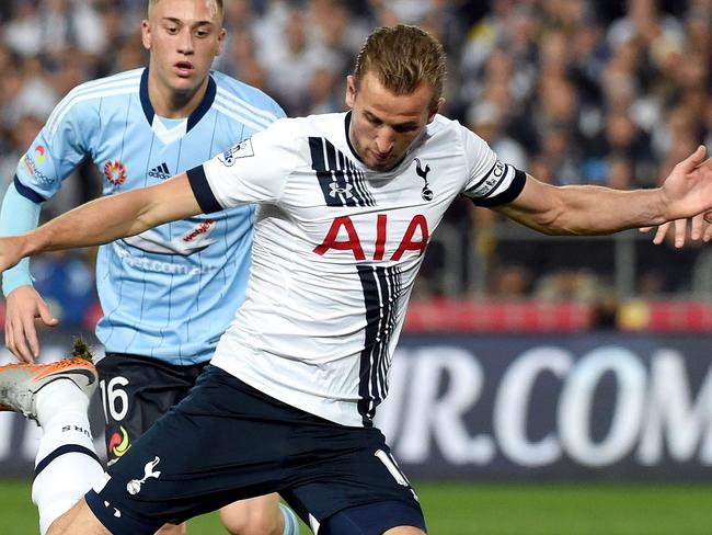 Tottenham Hotspur player Harry Kane (C) shoots as Sydney FC defenders Alexander Gersbach (L) and Matthew Jurman (R) look on in their friendly football match in Sydney on May 30, 2015. AFP PHOTO/William WEST --IMAGE RESTRICTED TO EDITORIAL USE - STRICTLY NO COMMERCIAL USE--