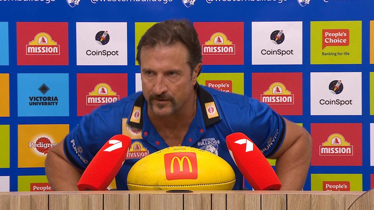 Luke Beveridge leaves his press conference early.