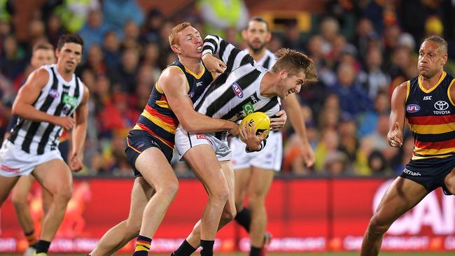 Tom Lynch wraps up Collingwood’s Sam Murray. Picture: Daniel Kalisz/Getty Images