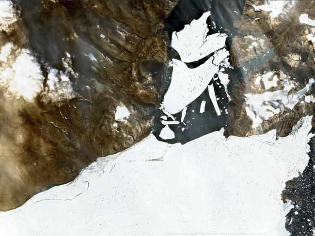 This handout satellite image captured on August 27, 2020 by the Copernicus Sentinel-2 mission and released by European Space Agency (ESA) shows ice breaking off the Nioghalvfjerdsfjorden glacier in Northeast Greenland. - Warmer temperatures in Greenland has led to a 113 square kilometre mass of ice breaking off from the Arctic's largest floating glacier, scientists said on September 14, 2020, adding that given rising average temperatures the break-off was expected. (Photo by Handout / EUROPEAN SPACE AGENCY / AFP) / RESTRICTED TO EDITORIAL USE - MANDATORY CREDIT "AFP PHOTO / COPERNICUS/ SENTINEL 2 / ESA" - NO MARKETING NO ADVERTISING CAMPAIGNS - DISTRIBUTED AS A SERVICE TO CLIENTS