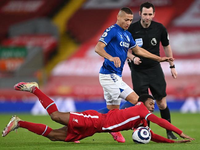 Liverpool's Dutch midfielder Georginio Wijnaldum vies with Everton's Brazilian striker Richarlison. (Photo by Laurence Griffiths / POOL / AFP)