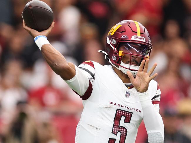 GLENDALE, ARIZONA - SEPTEMBER 29: Jayden Daniels #5 of the Washington Commanders throws the ball during the first half against the Arizona Cardinals at State Farm Stadium on September 29, 2024 in Glendale, Arizona.   Christian Petersen/Getty Images/AFP (Photo by Christian Petersen / GETTY IMAGES NORTH AMERICA / Getty Images via AFP)