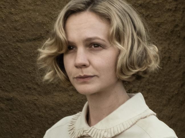 THE DIG. CAREY MULLIGAN as EDITH PRETTY, in THE DIG: Cr. LARRY HORRICKS/NETFLIX © 2021