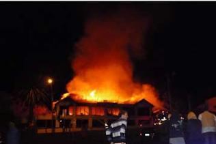 A reader's pic of Phillip Island's Isle of Wight hotel on fire. <strong>Picture: Paul Chipperfield</strong>