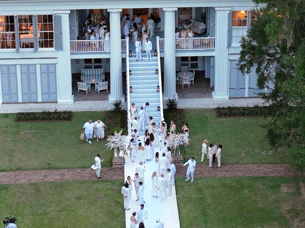 Guests are seen all wearing white arrive to the cocktail reception at Ben and Jen’s wedding, held at Ben’s plantation home near Savannah, Georgia. Picture: SplashNews