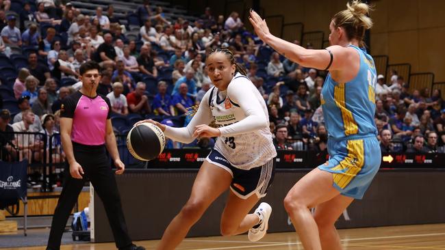 Geelong’s Haley Jones drives to the basket. Picture: Graham Denholm/Getty Images.