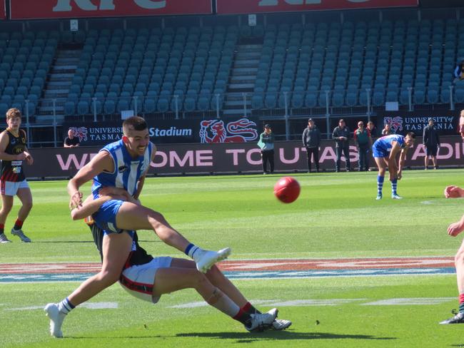 Deloraine's Laiden Bloomfield gets a kick away. Picture: Jon Tuxworth