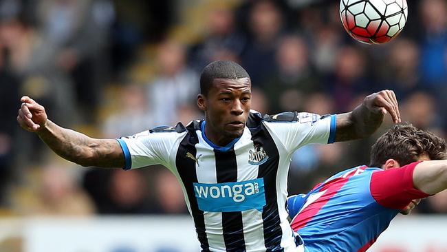 Crystal Palace's French midfielder Yohan Cabaye (R) and Newcastle United's Dutch midfielder Georginio Wijnaldum (L) contest a high ball during the English Premier League football match between Newcastle United and Crystal Palace at St James' Park in Newcastle-upon-Tyne, north east England on April 30, 2016. / AFP PHOTO / SCOTT HEPPELL