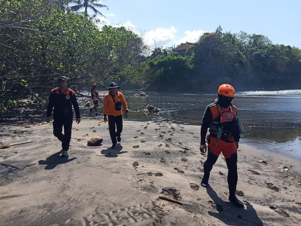 Authorities say wave conditions are currently extreme and the search is being conducted by the land. Picture: Denpasar Search and Rescue Agency