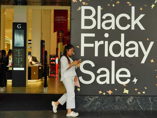 MELBOURNE AUSTRALIA - NewsWire Photos NOVEMBER 29, 2024: People are seen shopping in MelbournePicture: NewsWire / Luis Enrique Ascui