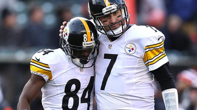 Antonio Brown #84 of the Pittsburgh Steelers is congratulated by Ben Roethlisberger #7.