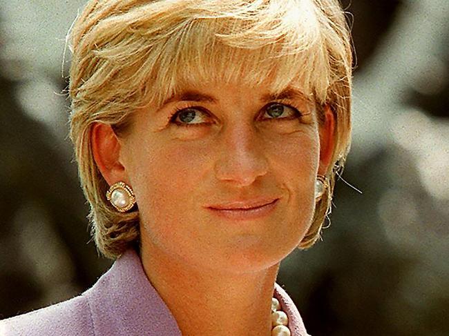 (FILES) This file photo taken on June 17, 1997 shows shows Britain's Diana, Princess of Wales (L), at a ceremony at Red Cross headquarters in Washington, to call for a global ban on anti-personnel landmines. Twenty years ago on August 31, 1997, Britain's Diana, Princess of Wales, died in a high-speed car crash in Paris. / AFP PHOTO / JAMAL A. WILSON