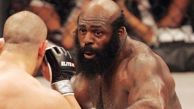 Kimbo Slice (right) fight against James Thompson.