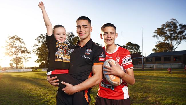 WEEKEND TELEGRAPH 16TH JUNE 2023Pictured at Waminda Oval in Campbelltown where he played rugby league as a junior is Wests Tigers player Tallyn Da Silva with his sister Peyton Da Silva and Kyle Da Silva. Tallyn makes his NRL debut against the Melbourne Storm tomorrow.Picture: Richard Dobson