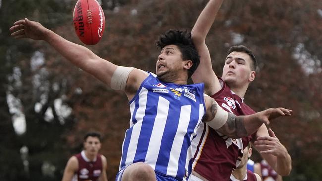 EFL Division 3 2022 football: Ferntree Gully v Whitehorse Pioneers at Wally Tew Reserve. Daniel De Ieso (Ferntree Gully) and Matthew Coghlan(WHITEHORSE PIONEERS). .  Picture: Valeriu Campan