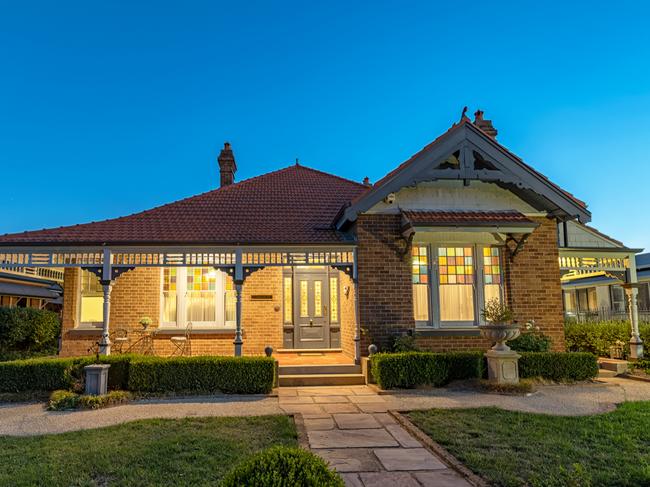 Lansdowne House, Orange NSW Lansdowne by de Russie Heritage-listed this three bedroom, three bathroom federation home built circa 1910