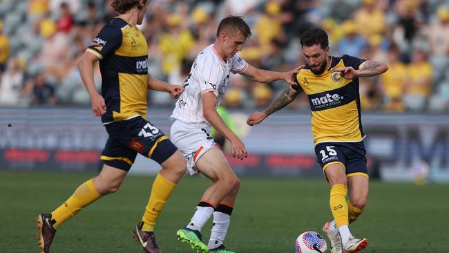 Storm Roux of the Mariners competes for the ball with the Roar’s Thomas Waddingham (centre) during the A-League Men round four match between the two sides. Picture: Getty Images