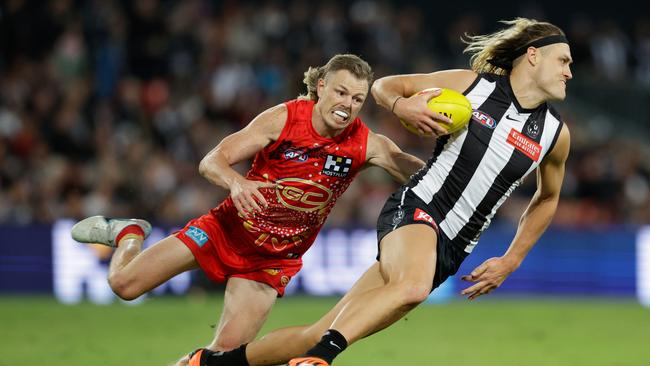GOLD COAST, AUSTRALIA – JULY 01: Darcy Moore of the Magpies in action during the 2023 AFL Round 16 match between the Gold Coast Suns and the Collingwood Magpies at Heritage Bank Stadium on July 1, 2023 in the Gold Coast, Australia. (Photo by Russell Freeman/AFL Photos via Getty Images)