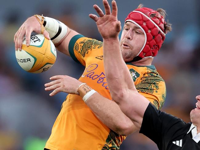 SYDNEY, AUSTRALIA - SEPTEMBER 21: Harry Wilson of the Australian Wallabies and Scott Barrett of the All Blacks contest the lineout during The Rugby Championship & Bledisloe Cup match between Australia Wallabies and New Zealand All Blacks at Accor Stadium on September 21, 2024 in Sydney, Australia. (Photo by Matt King/Getty Images)